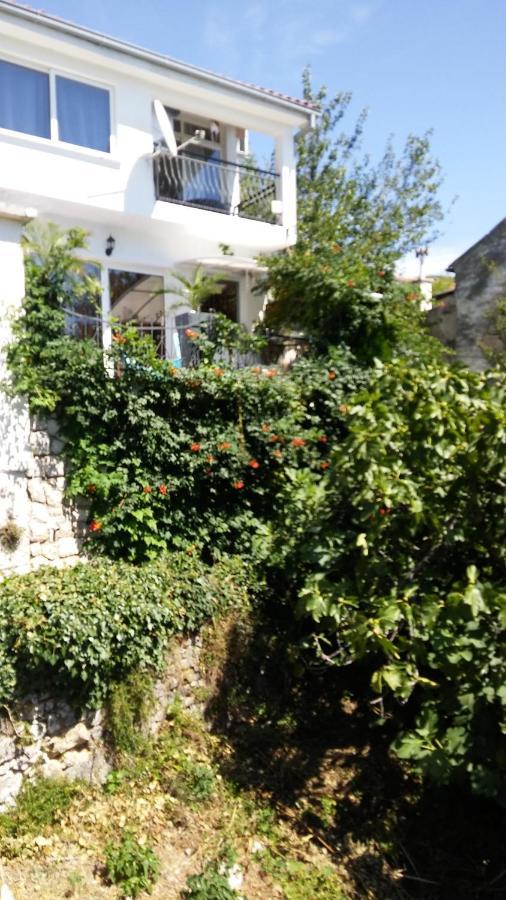 Art Gallery House With A Small Relaxing Pool Цриквеница Экстерьер фото