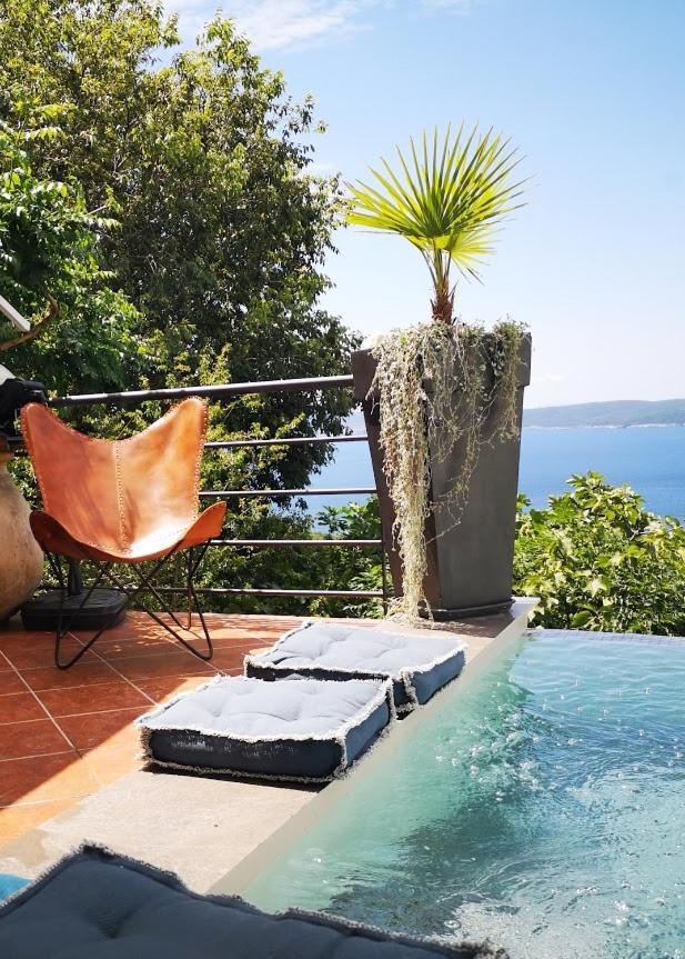 Art Gallery House With A Small Relaxing Pool Цриквеница Экстерьер фото